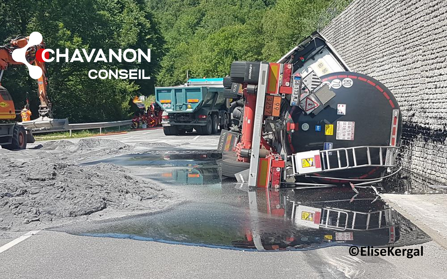 A 25-ton bitumen truck overturns in the Pyrenees, on 12/07 in the Aspe Valley.