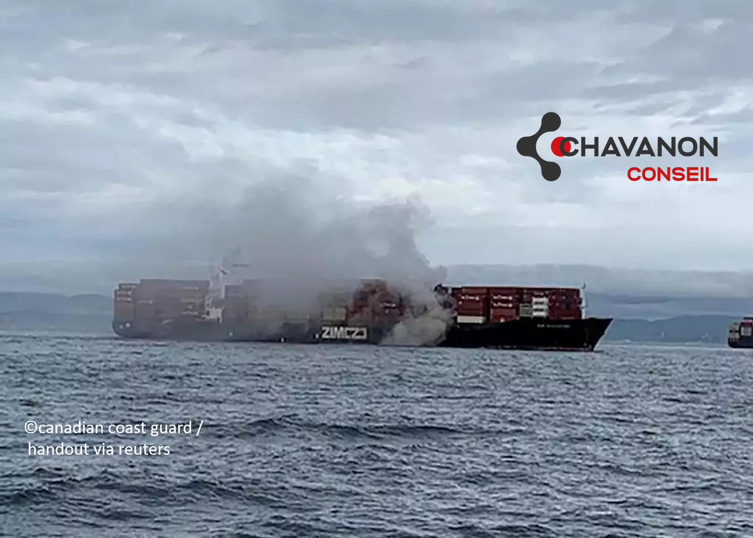Incendie en cours d'un porte container à Vancouver avec dégagement de vapeurs toxiques